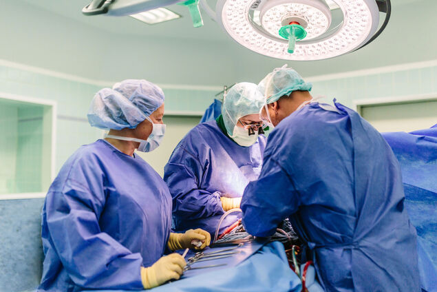 Chirurgisches Team in steriler Kleidung und Masken