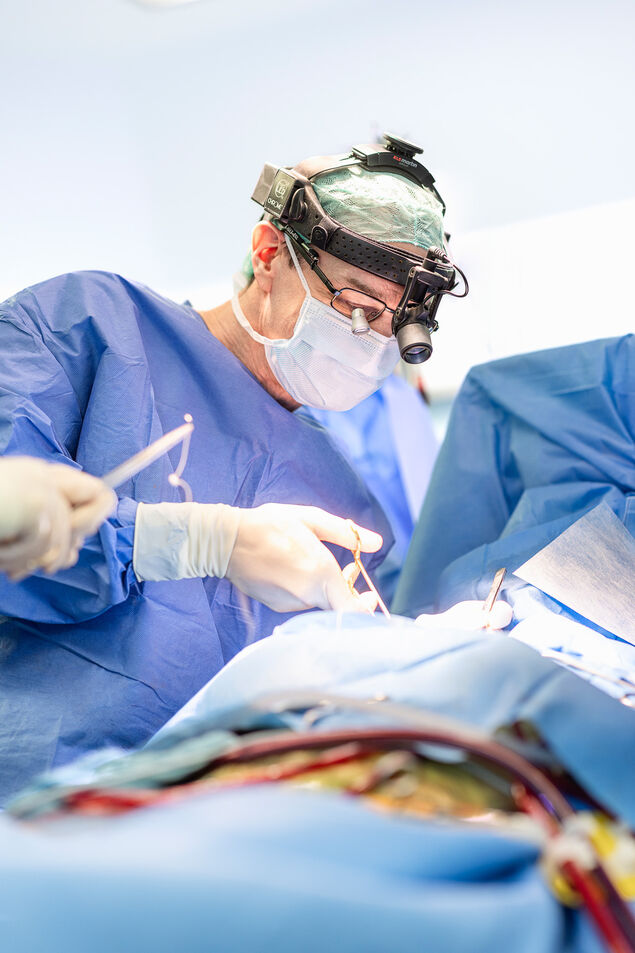 Nahaufnahme von Chefarzt Dr. Klotz bei Operieren